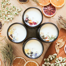 Charger l'image dans la galerie, Chandelles de soya et de coco de la collection d'été, décorées de fleurs, contenants de verre ambré