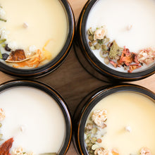 Charger l'image dans la galerie, Ensemble 4 chandelles naturelles de printemps, odeurs fraîches et florales, huiles essentielles, cire de soya et coco, décorée de rose, lavande, sapin, orange et plus, vue de proche