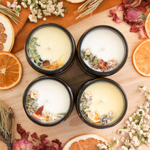 Charger l'image dans la galerie, Ensemble 4 chandelles naturelles de printemps, odeurs fraîches et florales, huiles essentielles, cire de soya et coco, décorée de rose, lavande, sapin, orange et plus