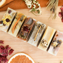 Charger l'image dans la galerie, Trio de savons artisanaux naturels printainers, Collection printemps, Colorés naturellement, huiles essentielles et ingrédients naturels, Décorés de fleurs, feuilles et agrumes, Attachés avec cordelette