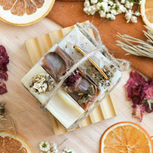 Charger l'image dans la galerie, Trio de savons artisanaux naturels printainers, Collection printemps, Colorés naturellement, huiles essentielles et ingrédients naturels, Décorés de fleurs, feuilles et agrumes, Attachés avec cordelette, sur porte-savon