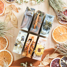 Charger l'image dans la galerie, Ensemble de six savons d'été, colorés avec argiles, décorés de fleurs