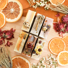 Charger l'image dans la galerie, Ensemble de 6 savons naturels de printemps, décorés de fleurs, rose, lavande, orange, sapin et plus, faits d'ingrédients naturels et huiles essentielles.