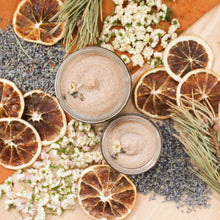 Charger l'image dans la galerie, Exfoliant corporel naturel lavande et géranium, décoré de fleurs de lavande, contenant de verre transparent, deux formats