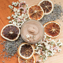Charger l'image dans la galerie, Exfoliant corporel naturel lavande et géranium, décoré de fleurs de lavande, contenant de verre transparent, format 250ml