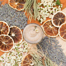 Charger l'image dans la galerie, Exfoliant corporel naturel lavande et géranium, décoré de fleurs de lavande, contenant de verre transparent, petit format