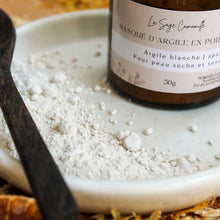 Charger l'image dans la galerie, Masque d'argile blanche Apaisant en poudre, Dans contenant de verre ambré, Couleur blanche, Décoré de camomille et avoine, vue de côté