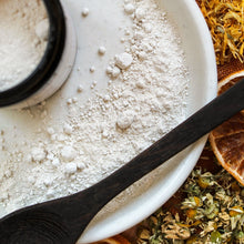 Charger l'image dans la galerie, Masque d'argile blanche Apaisant en poudre, Dans contenant de verre ambré, Couleur blanche, Décoré de camomille et avoine, vue de la texture de l'argile