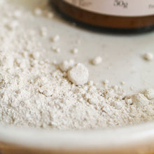 Charger l'image dans la galerie, Masque d'argile blanche Apaisant en poudre, Dans contenant de verre ambré, Couleur blanche, Décoré de camomille et avoine, vue de haut