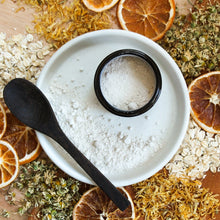 Charger l'image dans la galerie, Masque d'argile blanche Apaisant en poudre, Dans contenant de verre ambré, Couleur blanche, Décoré de camomille et avoine, vue de haut