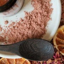 Charger l'image dans la galerie, Masque d'argile rouge en poudre Nourrissant, Dans un contenant de verre ambré, Décoré de pétales de rose et églantier, vue de proche