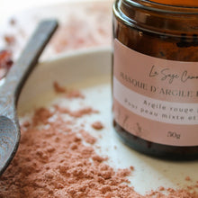 Charger l'image dans la galerie, Masque d'argile rouge en poudre Nourrissant, Dans un contenant de verre ambré, Décoré de pétales de rose et églantier, vue proche