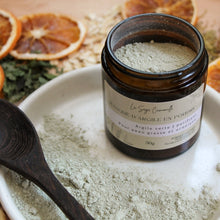Charger l'image dans la galerie, Masque artisanal d'argile verte Purifiant naturel, Contenant de verre ambré, En poudre, Décoré de feuilles de romarin et avoine, Vue de côté