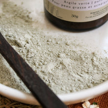 Charger l'image dans la galerie, Masque artisanal d'argile verte Purifiant naturel, Contenant de verre ambré, En poudre, Décoré de feuilles de romarin et avoine, Vue de la texture