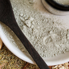 Charger l'image dans la galerie, Masque artisanal d'argile verte Purifiant naturel, Contenant de verre ambré, En poudre, Décoré de feuilles de romarin et avoine, Vue de haut proche