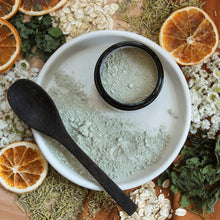 Charger l'image dans la galerie, Masque artisanal d'argile verte Purifiant naturel, Contenant de verre ambré, En poudre, Décoré de feuilles de romarin et avoine, Vue de haut