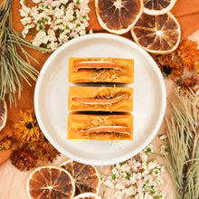 Charger l'image dans la galerie, Savon artisanal naturel Agrumes énergisants, coloré naturellement orange, décoré de tranche d'orange et de calendule, vue du dessus