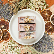 Charger l'image dans la galerie, Savon artisanal naturel Douce lavande, coloré naturellement rose, décoré de fleurs de lavande, vue du dessus