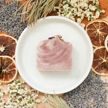 Charger l'image dans la galerie, Savon artisanal naturel Douce lavande, coloré naturellement rose, décoré de fleurs de lavande