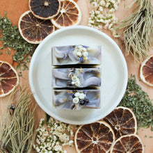 Charger l'image dans la galerie, Savon artisanal naturel Fraîcheur d'eucalyptus, coloré de tourbillons bleus indigo, décoré de fleurs, vue du dessus