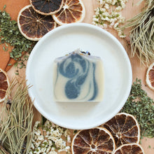 Charger l'image dans la galerie, Savon artisanal naturel Fraîcheur d'eucalyptus, coloré de tourbillons bleus indigo, décoré de fleurs, vue du design