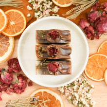 Charger l'image dans la galerie, Savon artisanal naturel Rose et sapin, coloré rose foncé et beige, motif en gouttes d'eau, décoré de rose et de sapin