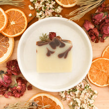 Charger l'image dans la galerie, Savon artisanal naturel Rose et sapin, coloré rose foncé et beige, motif en gouttes d'eau, décoré de rose et de sapin