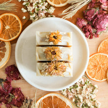 Charger l'image dans la galerie, Savon artisanal et naturel Avoine et miel, décoré de fleurs et avoine, motif beige et orangé, vue dessus