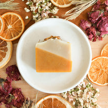 Charger l'image dans la galerie, Savon artisanal et naturel Avoine et miel, décoré de fleurs et avoine, motif beige et orangé