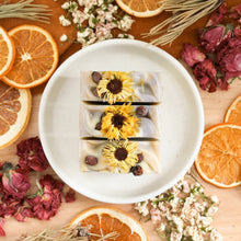 Charger l'image dans la galerie, Savon artisanal naturel Cèdre et lime, huiles essentielles et ingrédients naturels, avec argile, calendule. Huiles essentielles de cèdre, lime, eucalyptus, orange et genévrier.