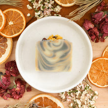 Charger l'image dans la galerie, Savon artisanal naturel Cèdre et lime, huiles essentielles et ingrédients naturels, avec argile, calendule. Huiles essentielles de cèdre, lime, eucalyptus, orange et genévrier.