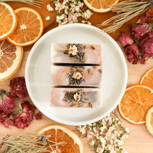 Charger l'image dans la galerie, Savon artisanal naturel Lavande et eucalyptus, fait d'ingrédients naturels et huiles essentielles, coloré avec indigo, argile rose et lait de coco, décoré de fleurs de lavande