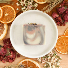 Charger l'image dans la galerie, Savon artisanal naturel Lavande et eucalyptus, fait d'ingrédients naturels et huiles essentielles, coloré avec indigo, argile rose et lait de coco, décoré de fleurs de lavande