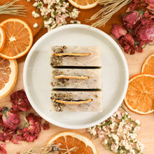 Charger l'image dans la galerie, Savon artisanal naturel Menthe et citron, fait d'ingrédients naturels et huiles essentielles, coloré argile verte, avec exfoliant de graines de pavot