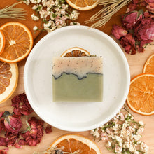 Charger l'image dans la galerie, Savon artisanal naturel Menthe et citron, fait d'ingrédients naturels et huiles essentielles, coloré argile verte, avec exfoliant de graines de pavot