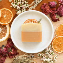 Charger l'image dans la galerie, Savon artisanal naturel pin et pamplemousse, fait d'huiles essentielles, coloré orange et beige, décoré d'orange et de fleurs