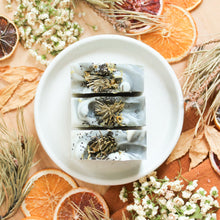 Charger l'image dans la galerie, Savon pour le corps camomille et sapin, coloré avec argile verte, décoré de fleurs