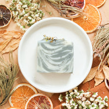 Charger l'image dans la galerie, Savon pour le corps camomille et sapin, coloré avec argile verte, décoré de fleurs