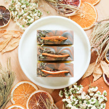 Charger l'image dans la galerie, Savon pour le corps cèdre et pamplemousse, décoré de pamplemousse, coloré avec argile.