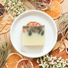 Charger l'image dans la galerie, Savon pour le corps cèdre et pamplemousse, décoré de pamplemousse, coloré avec argile.