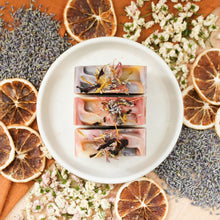 Charger l'image dans la galerie, Savon corporel fleurs apaisantes, Coloré naturellement rose, orange et bleu, Décoré de lavande et de calendule, vue due dessus