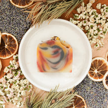 Charger l'image dans la galerie, Savon corporel fleurs apaisantes, Coloré naturellement rose, orange et bleu, Décoré de lavande et de calendule