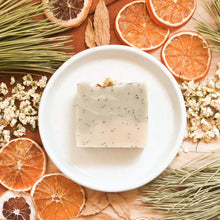 Charger l'image dans la galerie, Savon pour le corps eucalyptus et citronnelle, fait d'ingrédients naturels et huiles essentielles, coloré naturellement avec argile et plantes, décoré de fleurs et feuilles