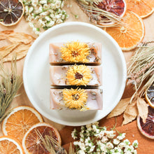 Charger l'image dans la galerie, Savon pour le corps fleurs et citron, coloré avec argile, décoré de fleurs de calendule et de lavande.