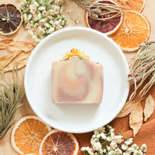 Charger l'image dans la galerie, Savon pour le corps fleurs et citron, coloré avec argile, décoré de fleurs de calendule et de lavande.