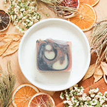 Charger l'image dans la galerie, Savon pour le corps lavande et herbes, coloré avec argile et charbon, décoré de fleurs