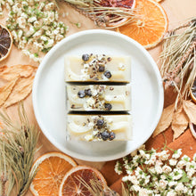 Charger l'image dans la galerie, Savon pour le corps menthe et eucalyptus, coloré avec argile et charbon, décoré de fleurs