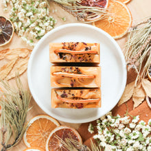 Charger l'image dans la galerie, Savon pour le corps rose et tangerine, coloré avec argile, décoré de fleurs