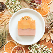 Charger l'image dans la galerie, Savon pour le corps rose et tangerine, coloré avec argile, décoré de fleurs