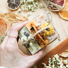 Charger l'image dans la galerie, Ensemble de savons pour le corps d'été, coloré avec argiles et plantes, décoré de fleurs